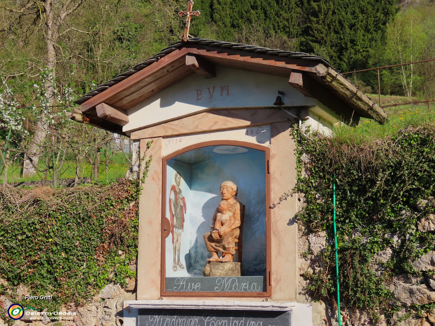 07 Santella della 'Madonna contadina' , dello scultore belga Chtistian Leroy.JPG
